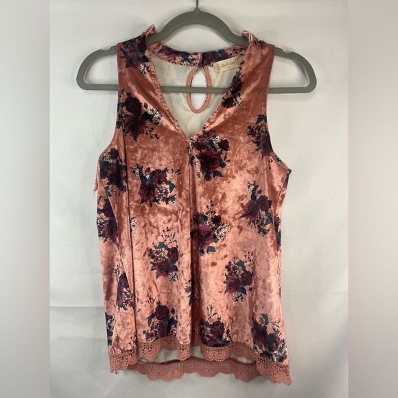 Altar’d State feud velvet sleeveless blouse in peach. So cute with a lace trim. - Picture 1 of 4